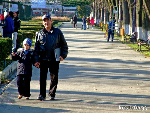 Un Bunic si Nepotul Sau in Parcul Cancicov - Decembrie 2008