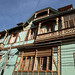 I vecchi balconi in legno delle case di Valparaiso