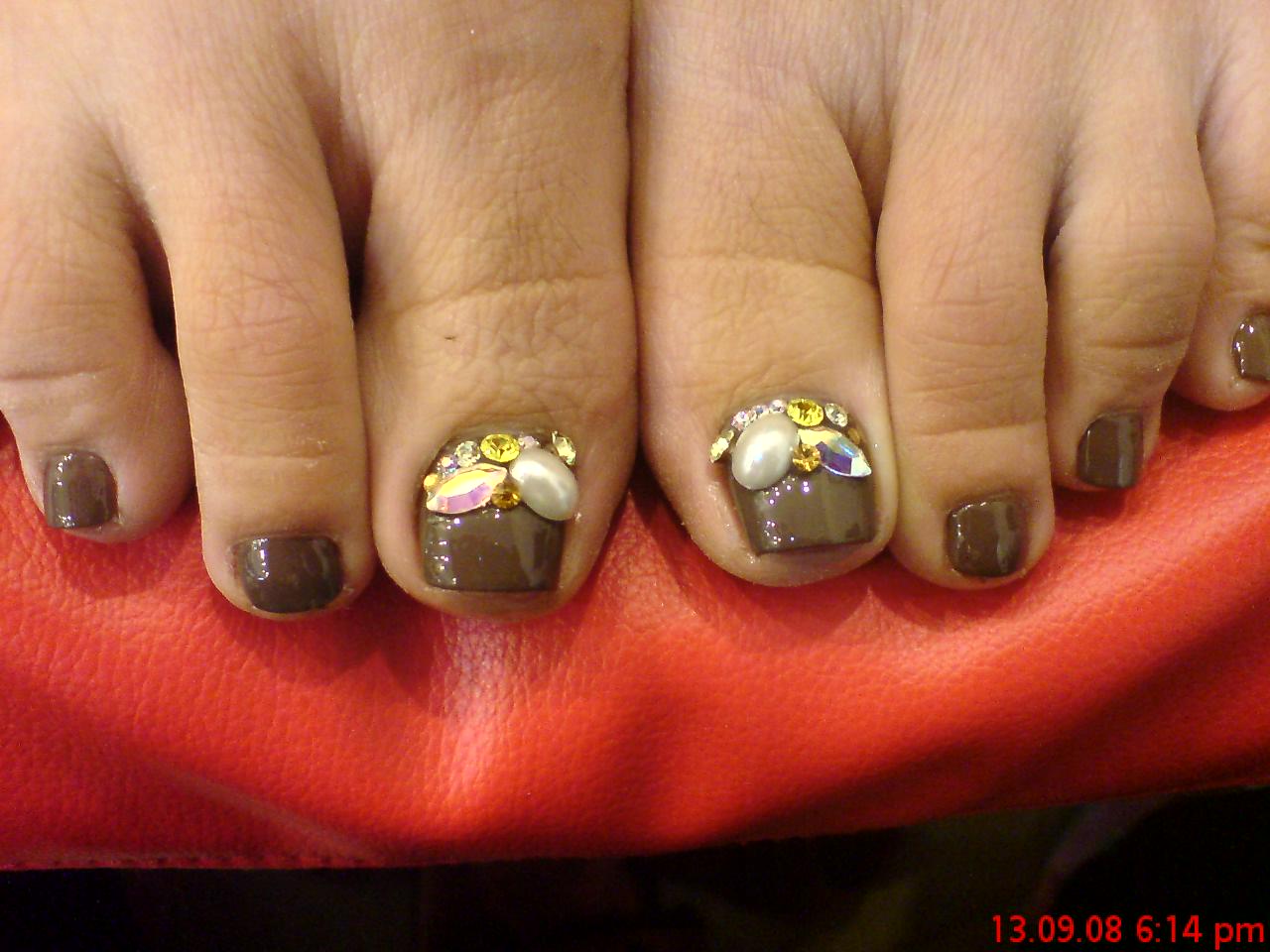 twilight nail art, nail art for women foots, women nail arts, foot nail arts, dark brown nail designs
