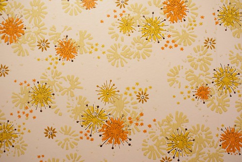 Vintage Wallpaper Monica Roddy found this spectacular flowery'70s paper 