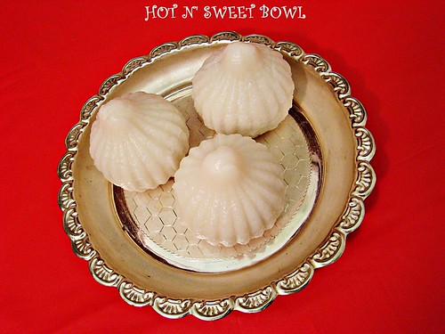 HOT N' SWEET BOWL: Sweet Coconut Kozhukattai & A Sweet Surprise
