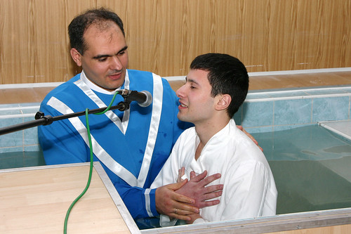 Pastorul Vasile Filat botează pe Vladimir Zolotarevschi