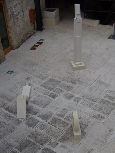 Installazione di Alvaro Siza al Castello di Acaya (LE)