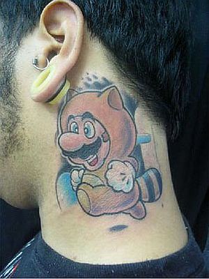 tatuajes para el cuello. Tatuaje (cuello): Es Mario vestido de mapache, del juego Super Mario Bros 3.