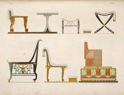 18- Varias sillas, una mesa y un trono
