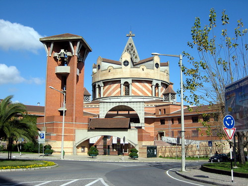 Igreja Paroquial da Portela Sacavém por Victor Henriques.