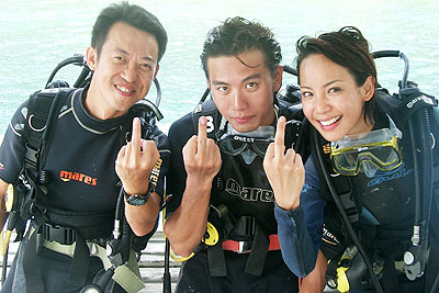 Fiona Xie and 715 showing their middle fingers - Alvinology