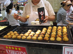 Mitsuwa Marketplace: Kukuru - takoyaki (making)