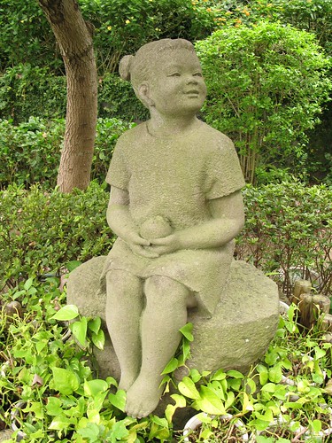台北故事館院子裏的雕像--拿橘子的女孩
