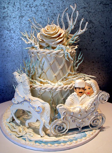 One of the best winter wedding cake ideas is a winter wonderland cake motif