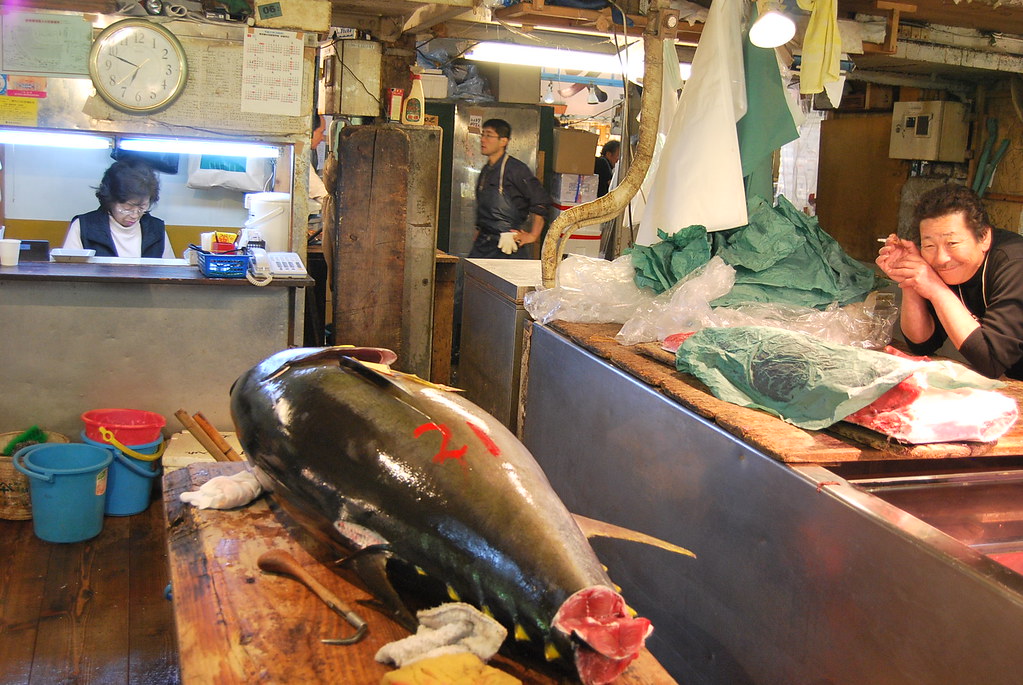Un atún rojo entero en Tsukiji