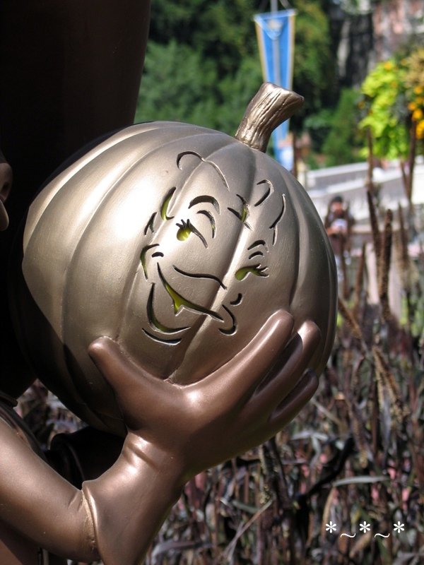 IMG_6772-Disney-Daisy-Duck-jack-o-lantern-Magic-Kingdom-Halloween