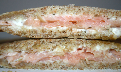 Smokes salmon cream cheese sandwich / Räucherlachs-Kräuterfrischkäse-Sandwich