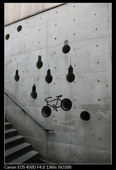 牆上的洞組成燈泡跟自行車輪胎