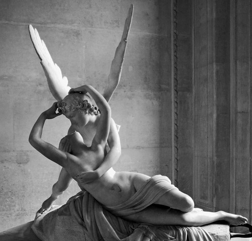 Amor & Psyche. beim Knutschen im Louvre