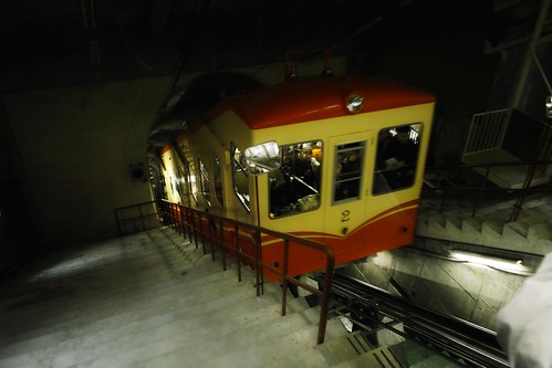 地下電纜車到站