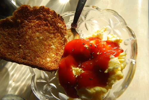 Scrambled eggs and ketchup with toast