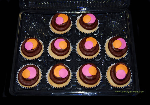 pink and orange circles cupcakes