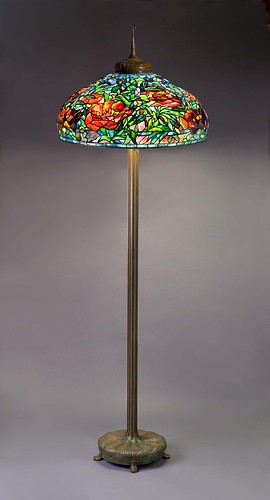 003-Lampara de pie con decoración en tulipa de peonias , posterior a  1910, de vidrio con plomo y bronce