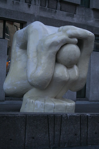 Self-Fallating Statue