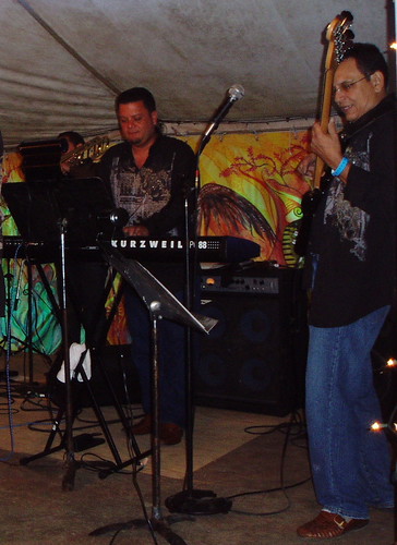 Roli, keyboard, Gary Núñez, bass