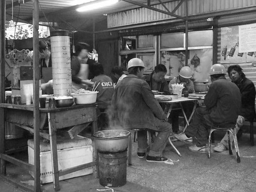 Construction workers eating baozi in the early morning.