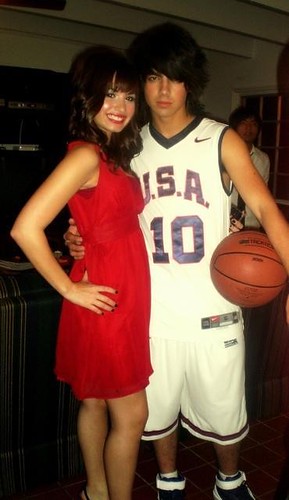 Demi Lovato and Joe Jonas to spend the holidays together December 13, 2009