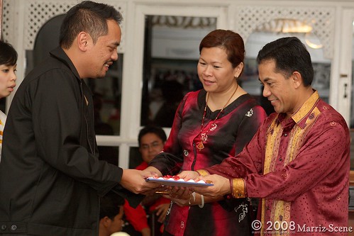 Dato Ali presenting a certificate to Rano Adidas