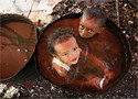 Agua potable Dos niños se bañan en la ciudad indonesia de Yakarta (Beawiharta)