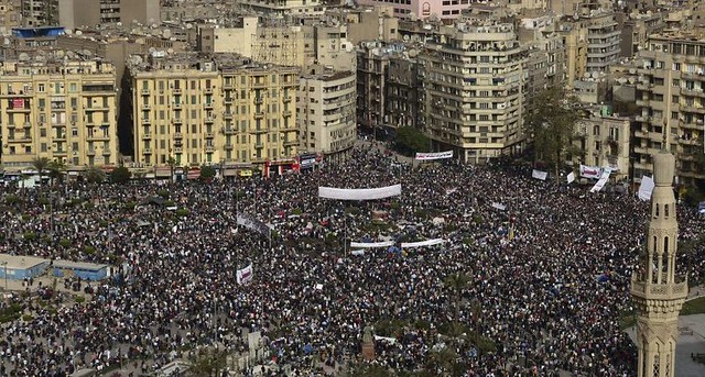 Egípcios vão às ruas, protestam ferozmente e derrubam governo do ditador Mubarak