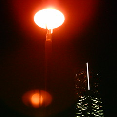 【写真】ミニデジで撮影した街灯越しのランドマークタワー