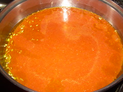 Castañeta con tomate-tomate friendo