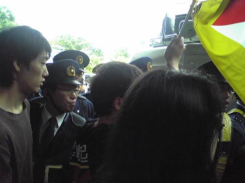 Police keeping things control during Hu Jintao's Waseda University visit 2