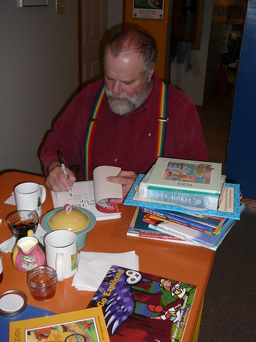 Richard firmando los libros que el escribio y nos regalo