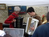 Cassel Cornemuse 2008 - Julien avec un fabricant d'accordéon automatique