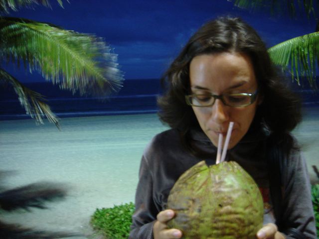 água de coco na praia, à noite