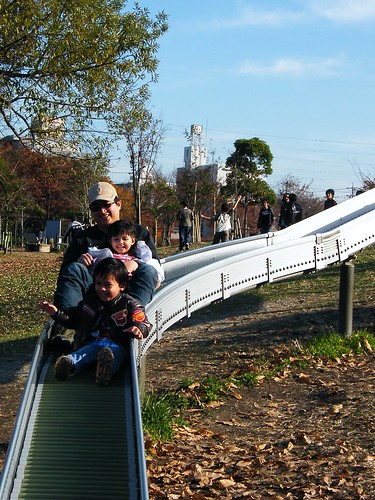 Playing at the slide - 天白公園の滑り台 (2)