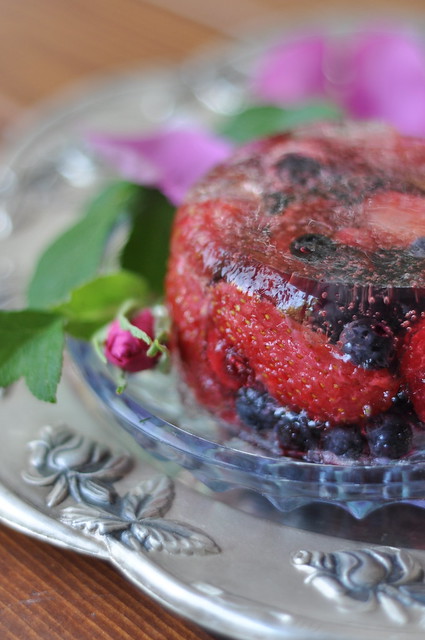 vahuveinitarretis marjadega/sparkling wine jelly with berries