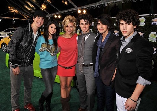 David Henrie, Selena Gomez, Chelsea Staub and the Jonas Brothers by butterfly888143.