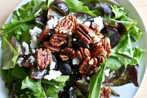 green salad w/grapes, goat cheese & candied pecans