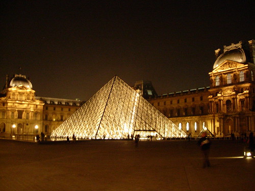Le palais et la pyramide du Louvre