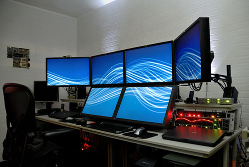 Home Office com vários monitores