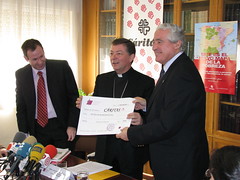Mons. Martínez Camino entrega a Cáritas un donativo de la CE por valor de 1,9 millones de euros