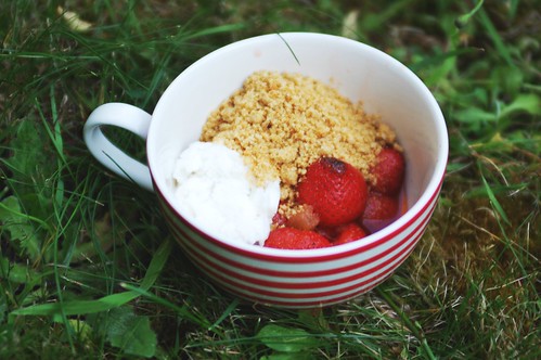 grilled strawberries & pimms, with (non-dairy) ice cream & crushed oat biscuits