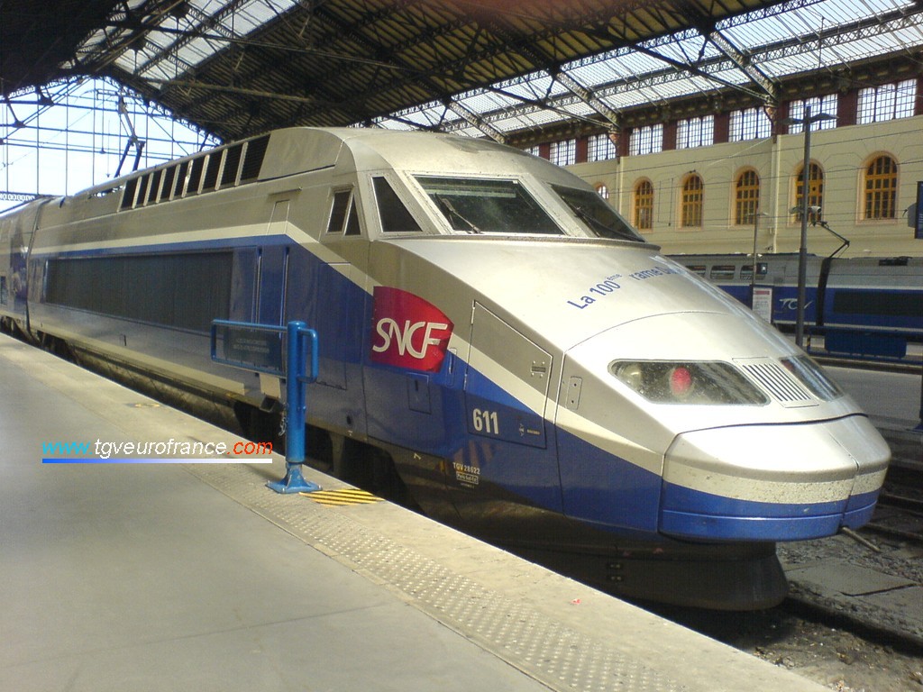 La rame TGV R 2N 611 attend son prochain service sur une des voies de la gare marseillaise.