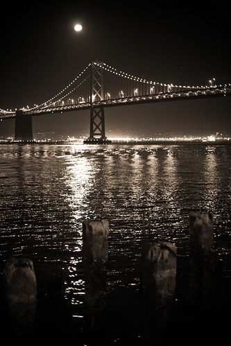 Månen och Bay Bridge, San Francisco