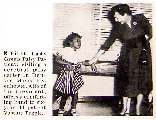 Mamie Eisenhower Greets Little Girl with Palsy - Jet Magazine, October 14, 1954 por vieilles_annonces.