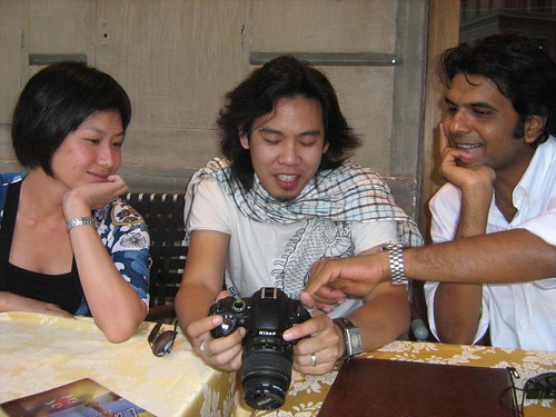 Vijay and Mui looking at Zahir's camera
