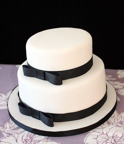 simple small wedding cake black and white
