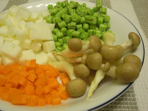 你拍攝的 1蔬菜鮮魚粥材料。
